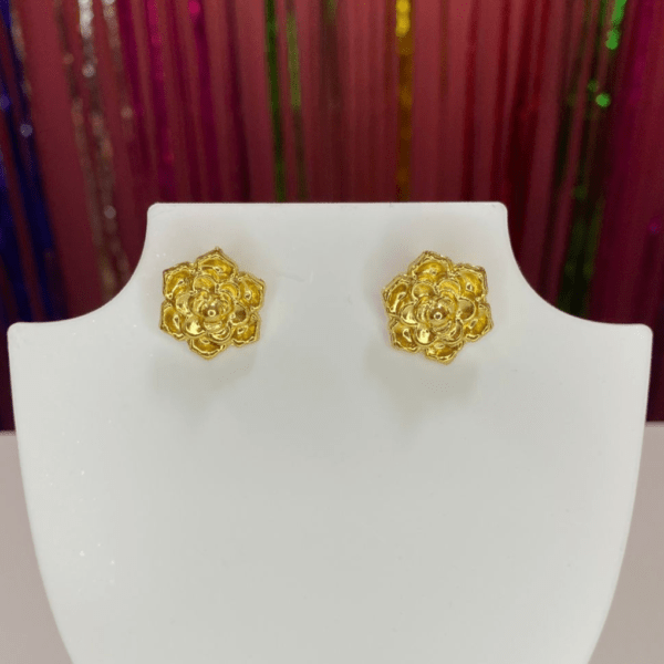brinco de flor detalhada dourado