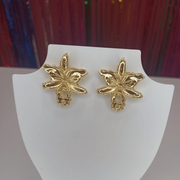brinco flor média dourado