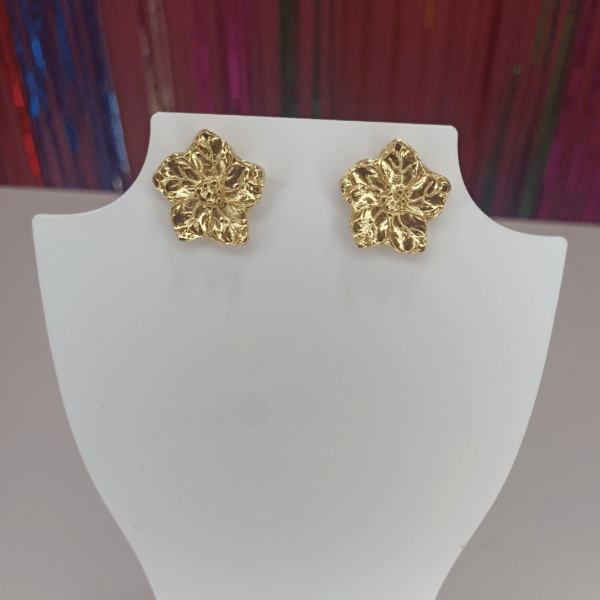 brinco flor pequeno dourado