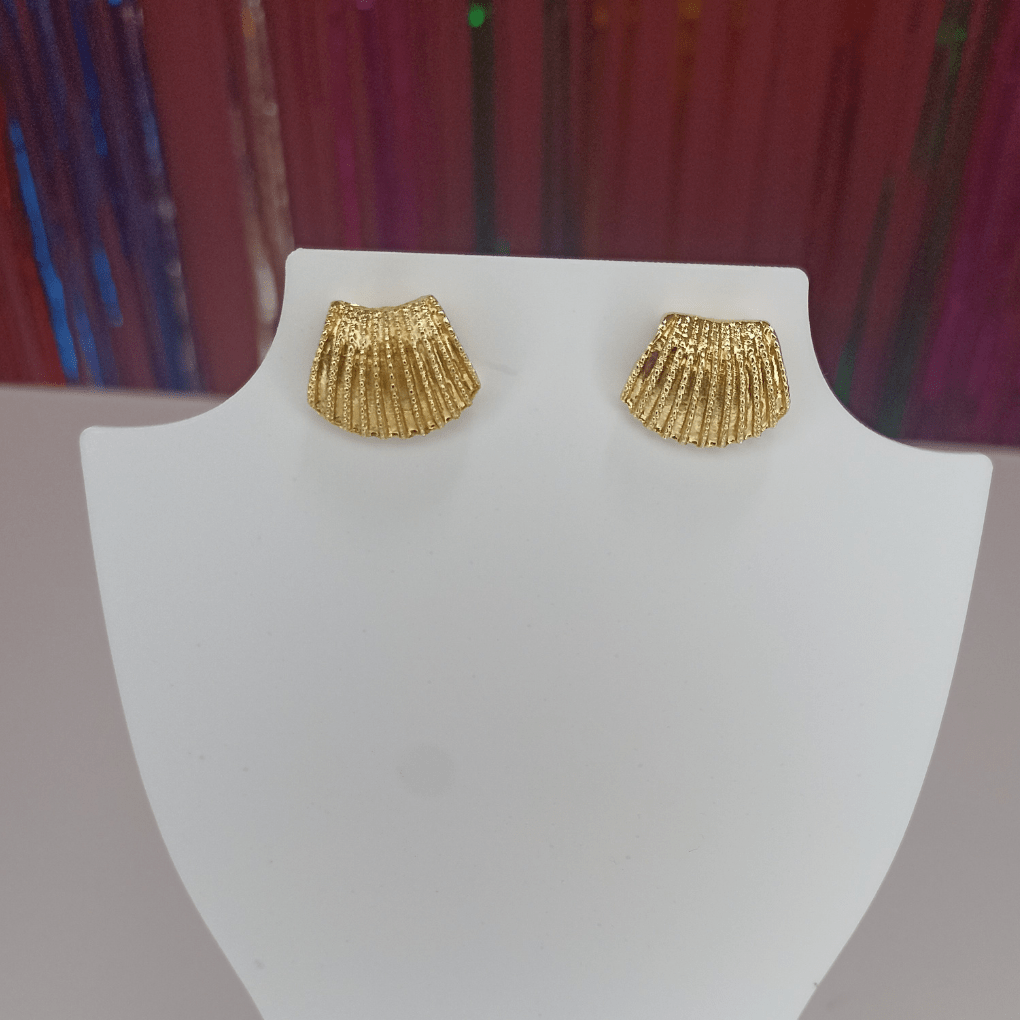 brinco flor pequeno dourado (cópia)