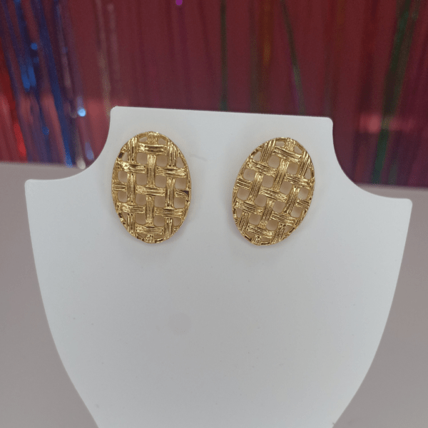 brinco oval dourado